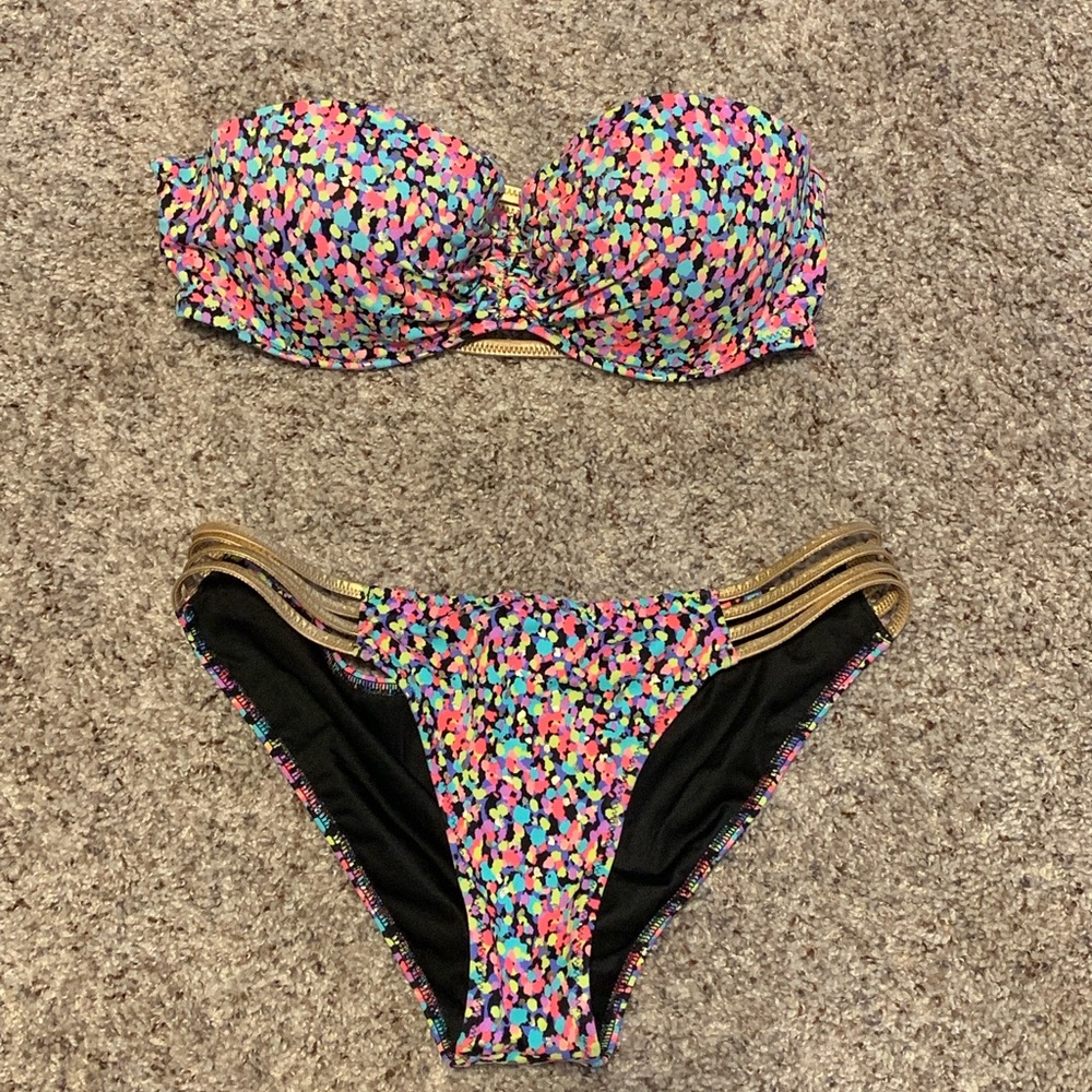 Victoria’s Secret swimsuit 34D tip and M bottoms